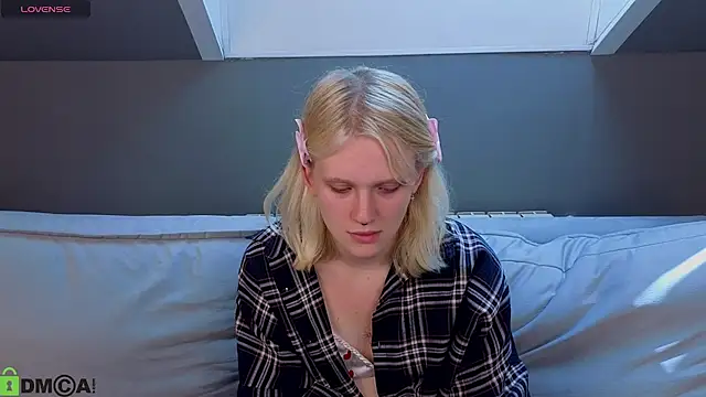Lilly_Jhonass live cam on StripChat