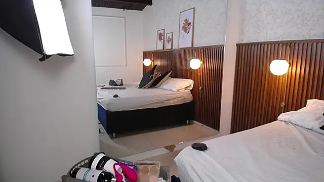 Ariana_Wayne webcam