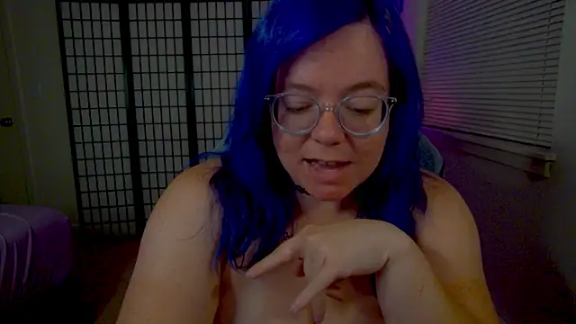 KiraSpitQueen webcam