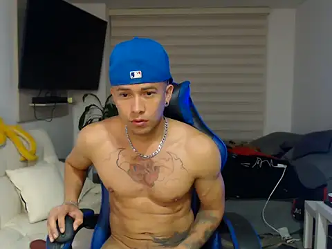 dilan18xxx live cam on StripChat