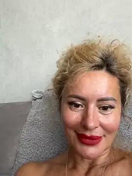 Tania201243 live cam on StripChat