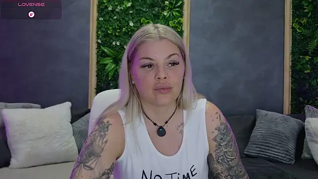 Issa_Jo live cam on StripChat