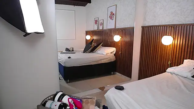 Ariana_Wayne webcam