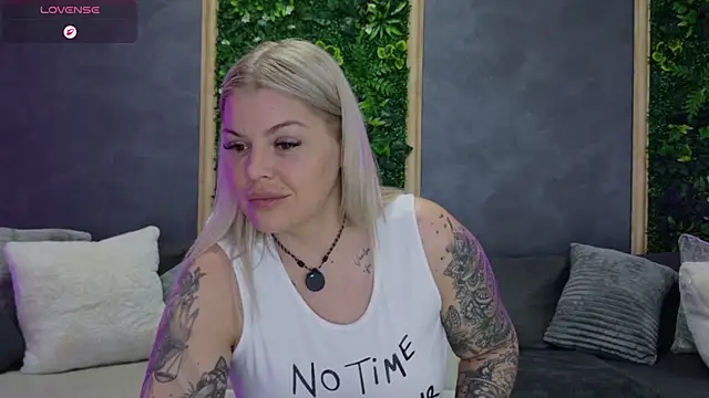 Issa_Jo live cam on StripChat
