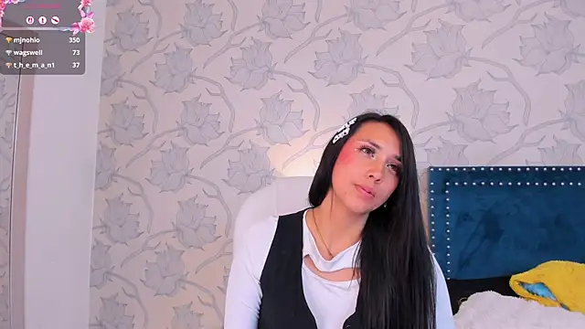 Julietta_33 live cam on StripChat