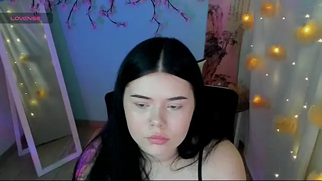 Mona_Esty webcam
