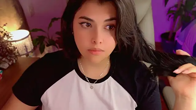 Nannicutee live cam on StripChat
