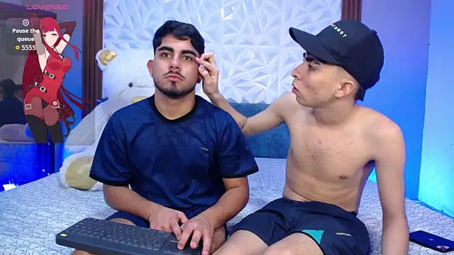 Michael_and_twinkk live cam on StripChat