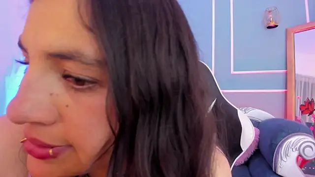 TaraTaylorr live cam on StripChat