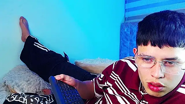 _justinmoon2 live cam on StripChat