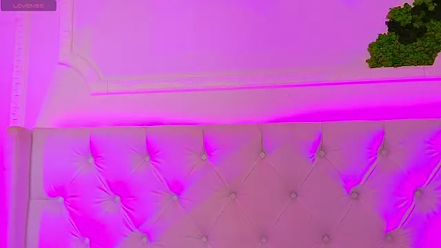 ElisaCharm live cam on StripChat