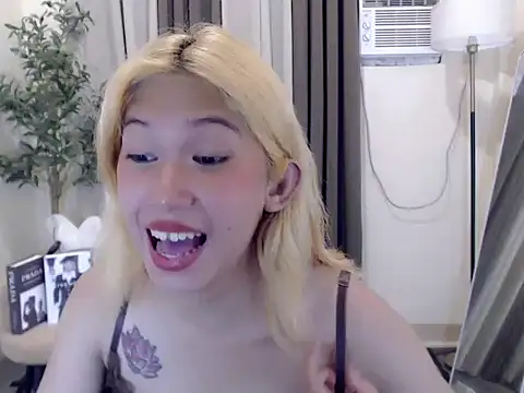 urdreamgirl_mika27 webcam