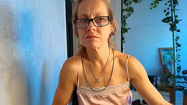LioraWeiss live cam on StripChat