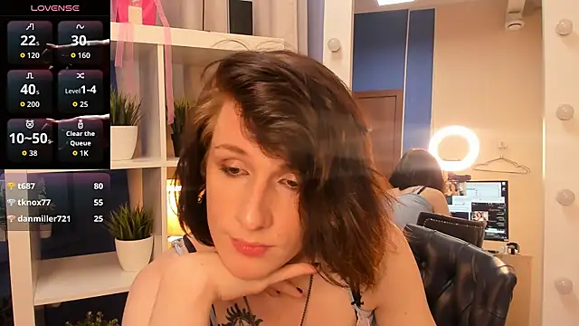 MickeQuinee live cam on StripChat