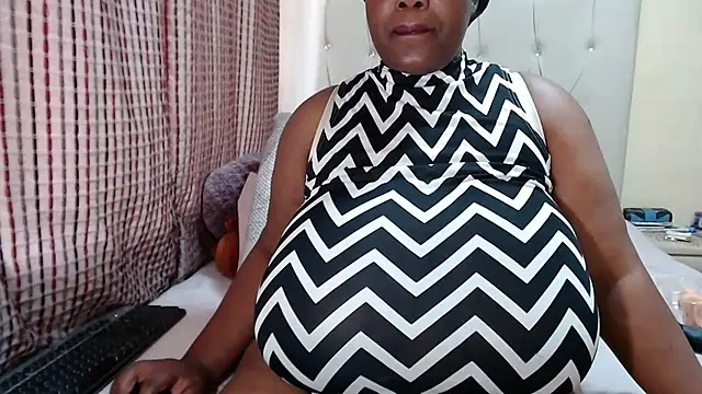 CHOCOLATEDARKBUSTYX live cam on StripChat