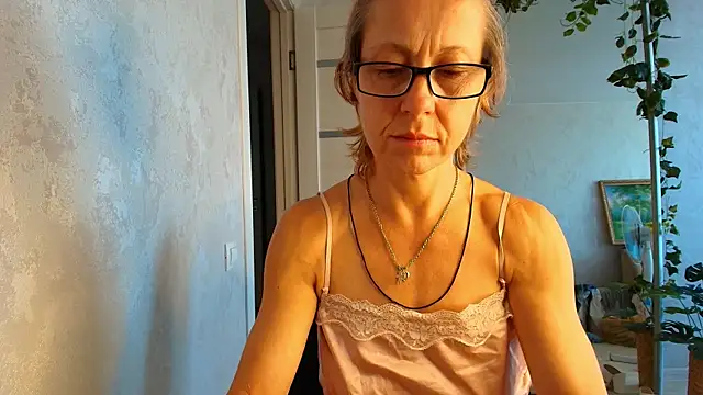 LioraWeiss live cam on StripChat