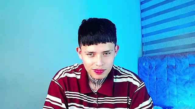 _justinmoon2 live cam on StripChat