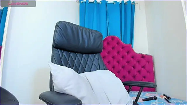 ninnadee live cam on StripChat