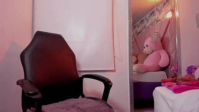 mia_rouxx1 - Mia_rouxx1's free webcam - UK Sex Cams