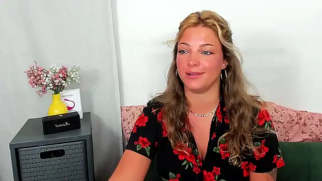 LilyBlondee webcam