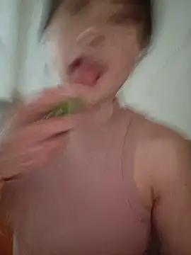 Linda-yiyi live cam