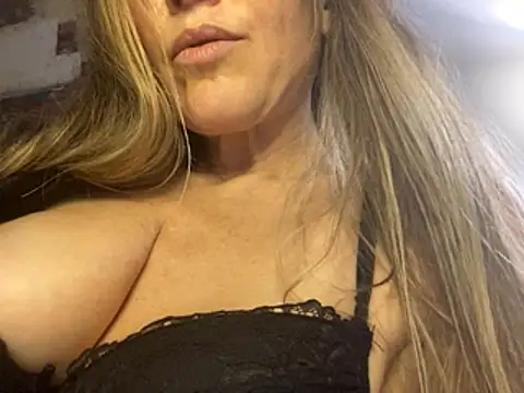 yourgirlfriendnextdoor live cam on StripChat