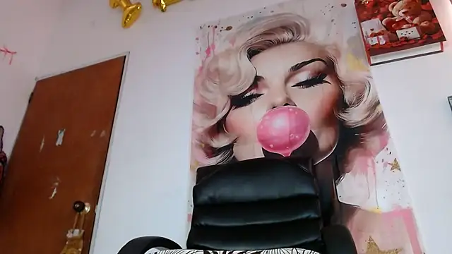 Sexy-Favgirl live cam on StripChat