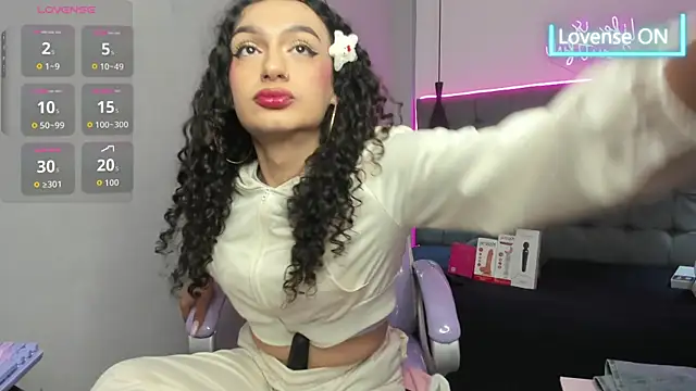scarletcherry18 live cam on StripChat