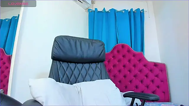 ninnadee live cam on StripChat