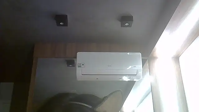 SkinnyKitten live cam on StripChat
