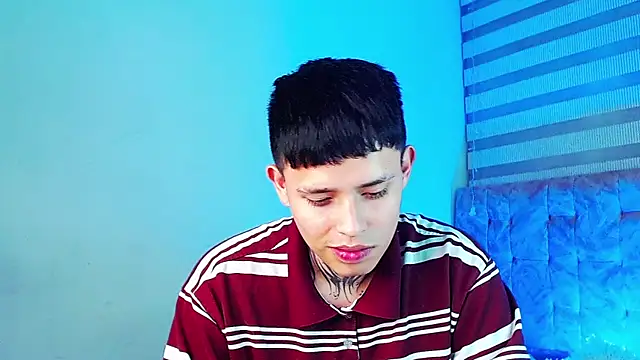 _justinmoon2 live cam on StripChat