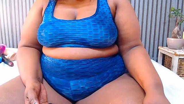 ROYALASS25 live cam on StripChat