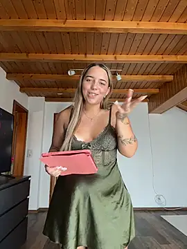 Naomi-Klein live cam on StripChat