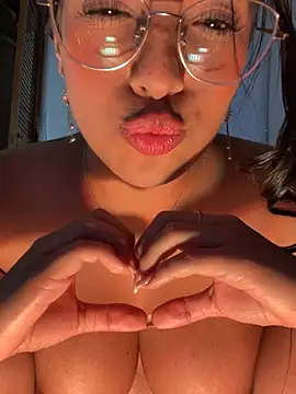 Linda_Saenz_ live cam on StripChat