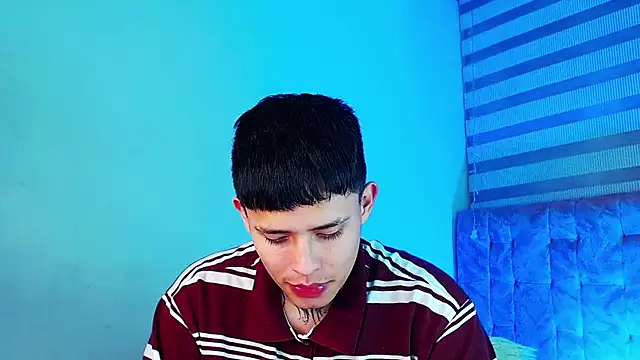 _justinmoon2 live cam on StripChat