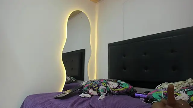BustyGlow live cam on StripChat
