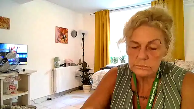 belgianshantie live cam on StripChat