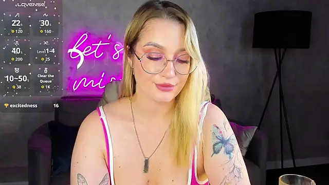 Viickie_Nelsson live cam on StripChat