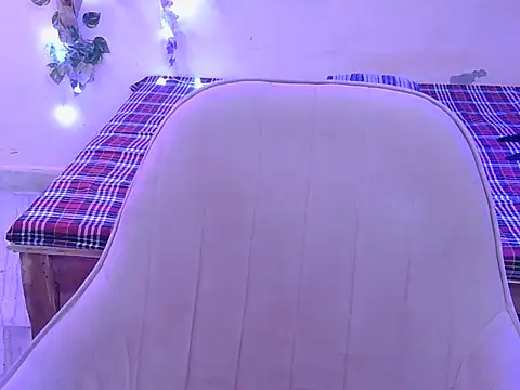 Yours-Zoya webcam