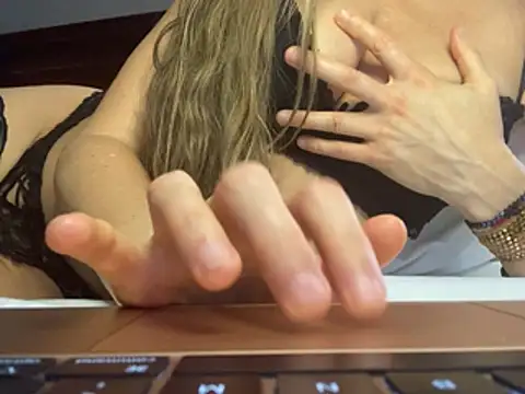 yourgirlfriendnextdoor live cam on StripChat