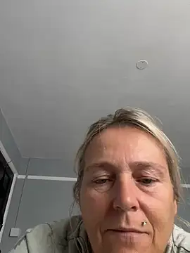 Blondnboujee53 live cam on StripChat