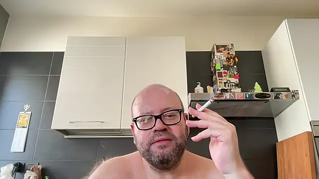 theitalianbear live cam on StripChat