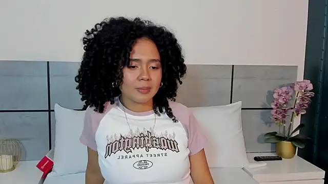 Kiraspell live cam on StripChat