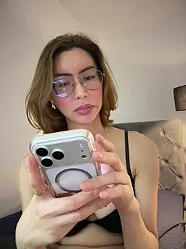 Ivysnow live cam on StripChat