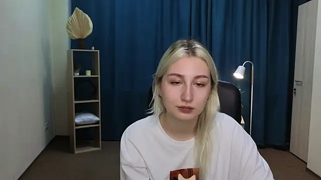 LishaNuding live cam on StripChat