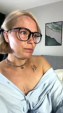 Charming_Daphny webcam