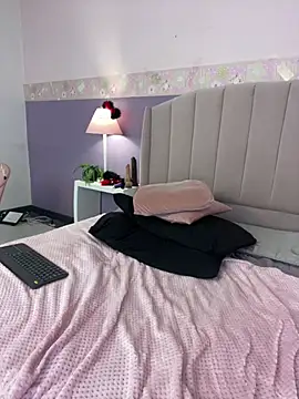 Lolagolden1 live cam on StripChat