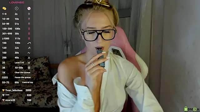 Stacy_River live cam on StripChat