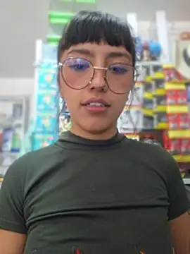 Cute_hollywood1 live cam on StripChat