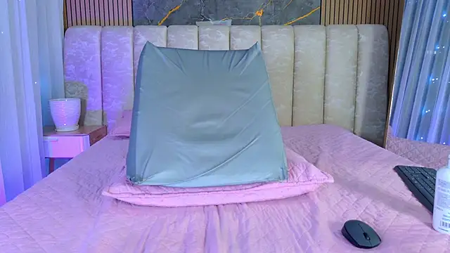 mia_scot webcam